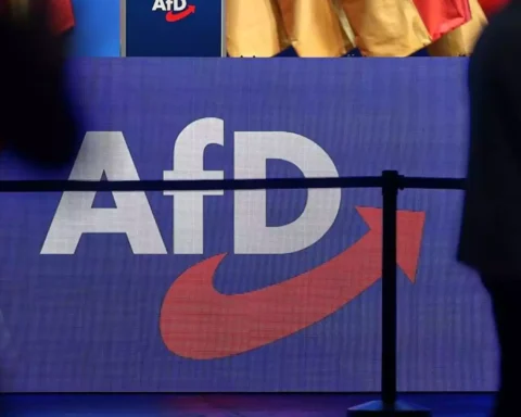 AfD-Logo auf einer Bühnenfront bei einer politischen Veranstaltung.