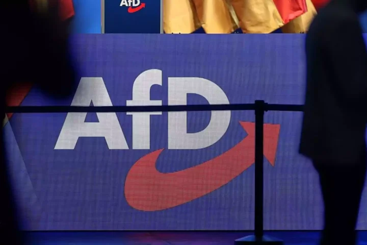AfD-Logo auf einer Bühnenfront bei einer politischen Veranstaltung.