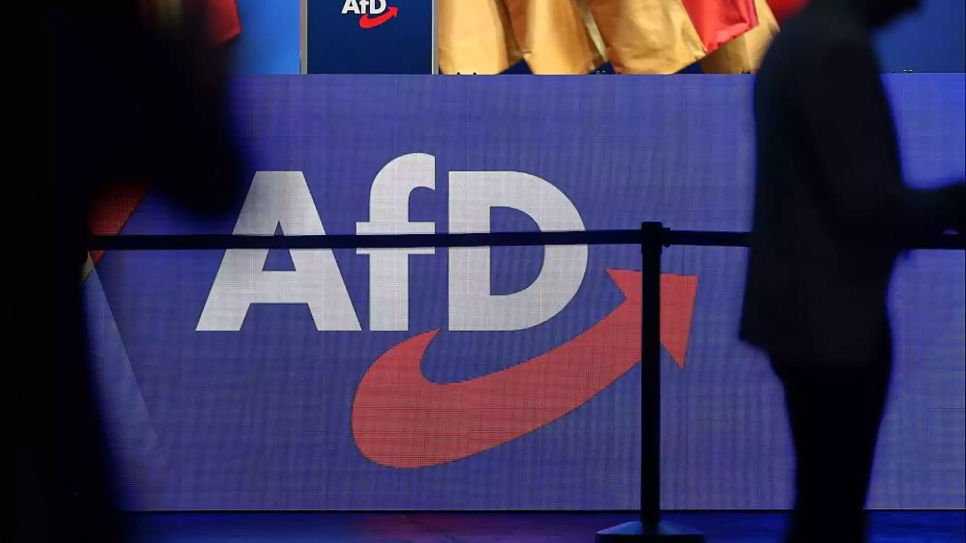 AfD-Logo auf einer Bühnenfront bei einer politischen Veranstaltung.