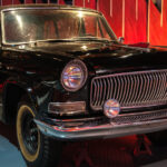 Klassischer schwarzer Mercedes-Benz auf einer Ausstellung.