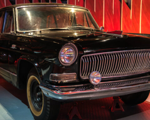 Klassischer schwarzer Mercedes-Benz auf einer Ausstellung.