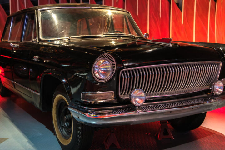 Klassischer schwarzer Mercedes-Benz auf einer Ausstellung.
