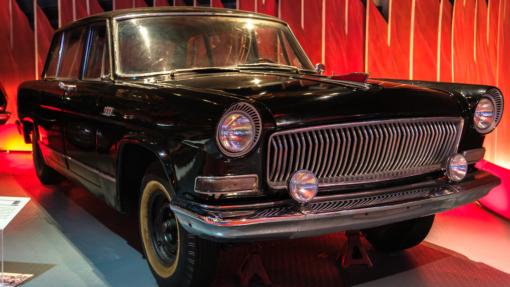 Mercedes-Benz meldet im dritten Quartal erneut sinkende Verkäufe 1 Klassischer schwarzer Mercedes-Benz auf einer Ausstellung.