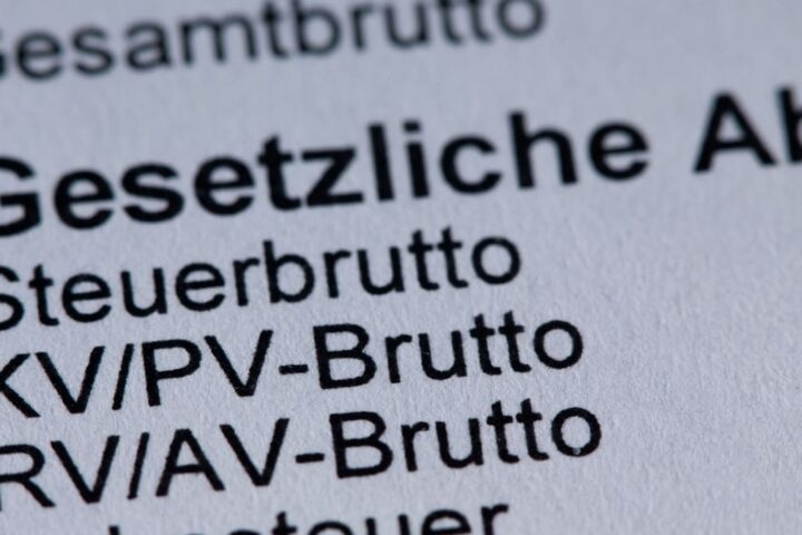 Nahaufnahme eines Dokuments mit Begriffen zu Steuerbrutto und Sozialversicherungsbeiträgen.
