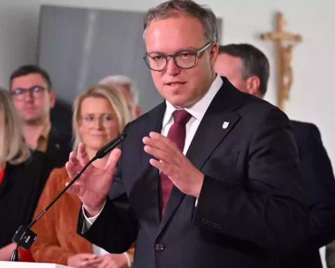 Mario Voigt spricht an einem Rednerpult vor mehreren Personen im Hintergrund.