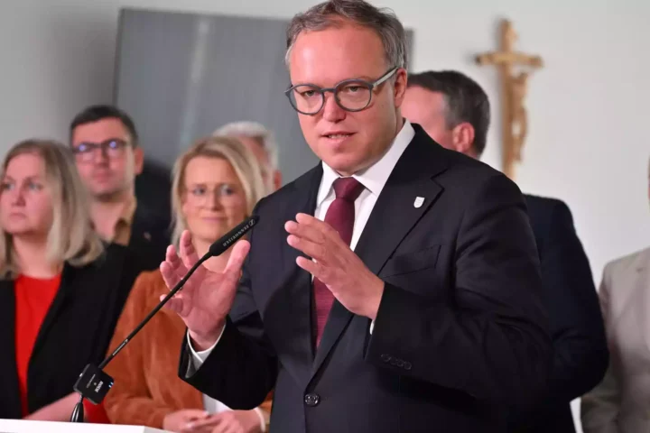 Mario Voigt spricht an einem Rednerpult vor mehreren Personen im Hintergrund.