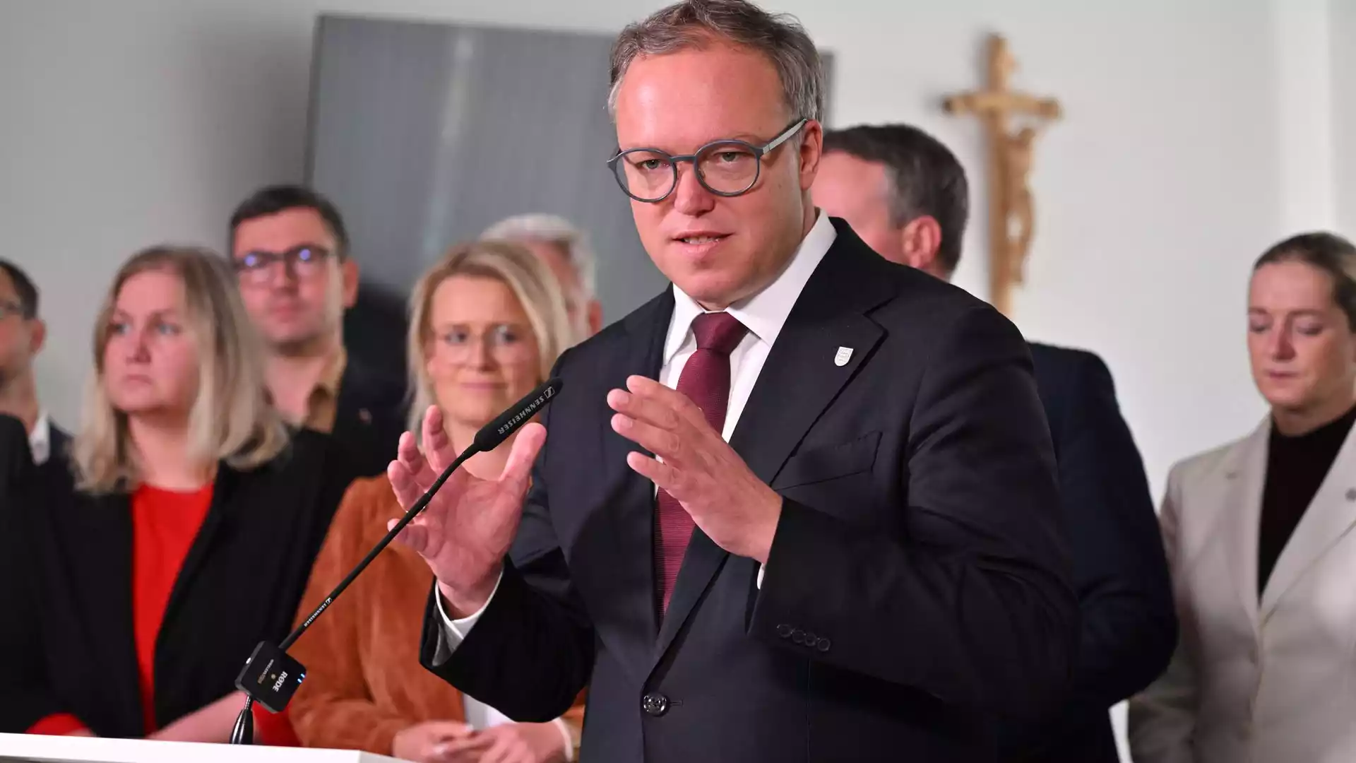 Mario Voigt spricht an einem Rednerpult vor mehreren Personen im Hintergrund.