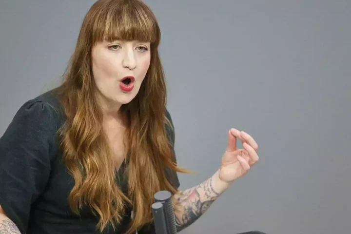 Heidi Reichinnek spricht bei einer politischen Veranstaltung und gestikuliert mit der Hand.