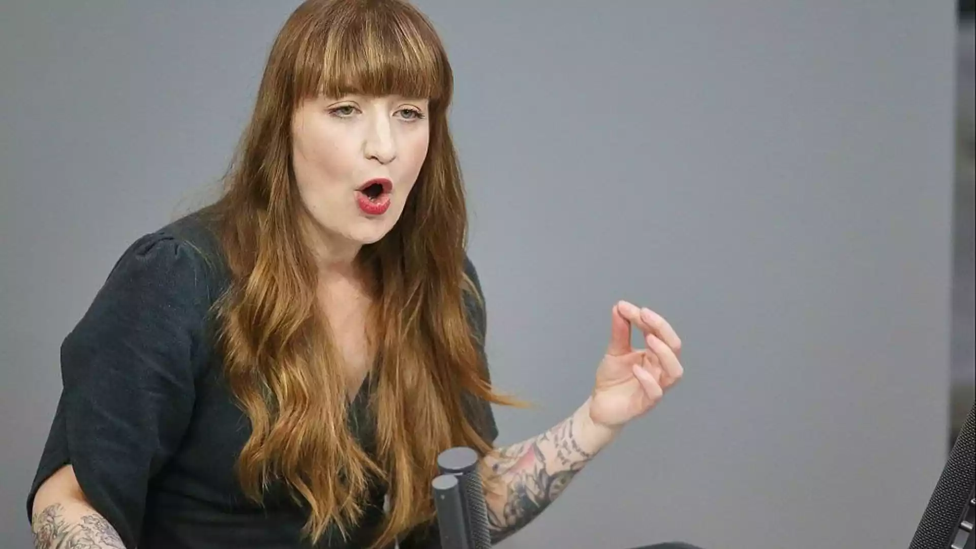 Heidi Reichinnek spricht bei einer politischen Veranstaltung und gestikuliert mit der Hand.