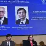 Pressekonferenz zur Bekanntgabe des Chemie-Nobelpreises mit einer Folie zu Henri Kagan und Kenso Soai.