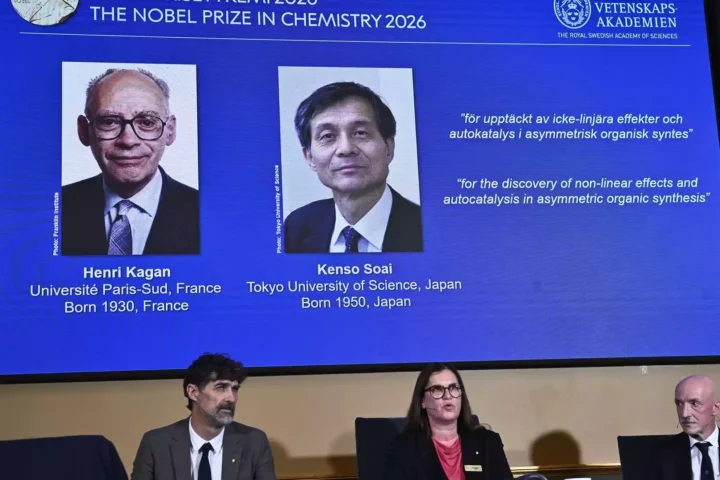 Pressekonferenz zur Bekanntgabe des Chemie-Nobelpreises mit einer Folie zu Henri Kagan und Kenso Soai.