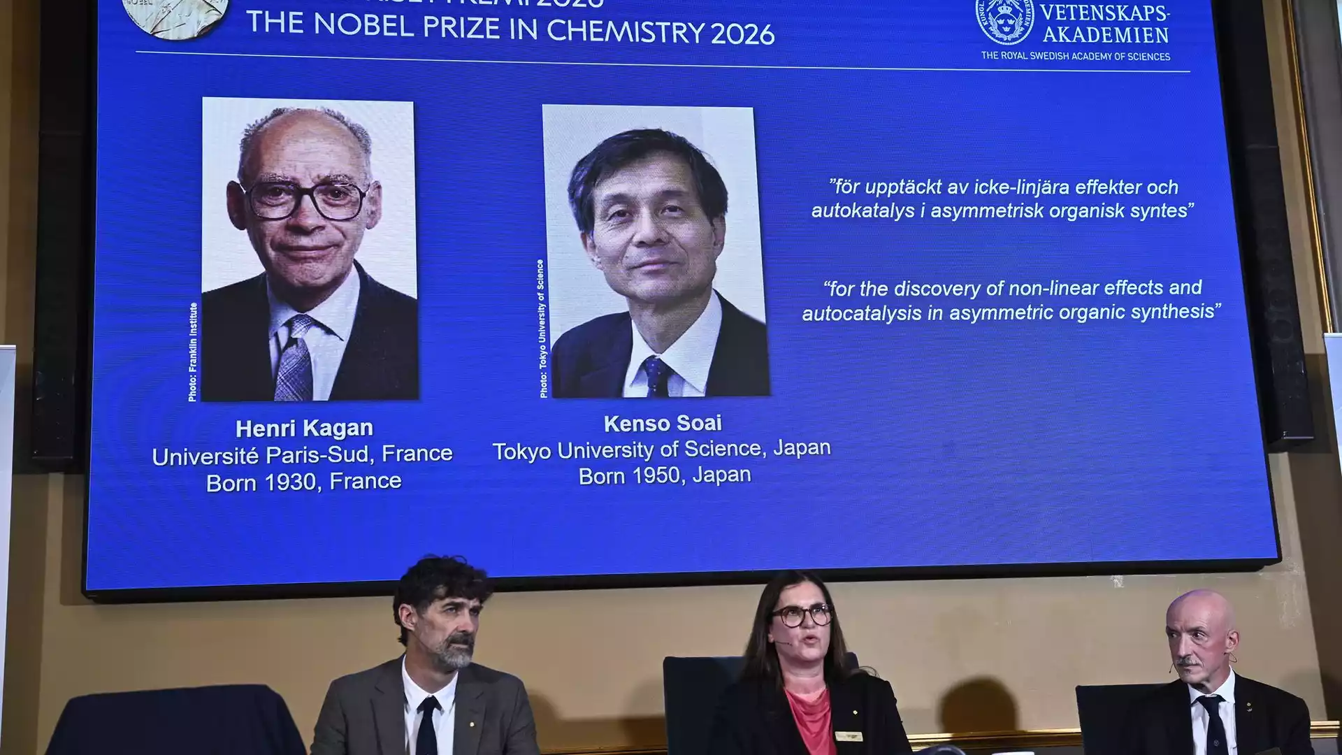 Pressekonferenz zur Bekanntgabe des Chemie-Nobelpreises mit einer Folie zu Henri Kagan und Kenso Soai.