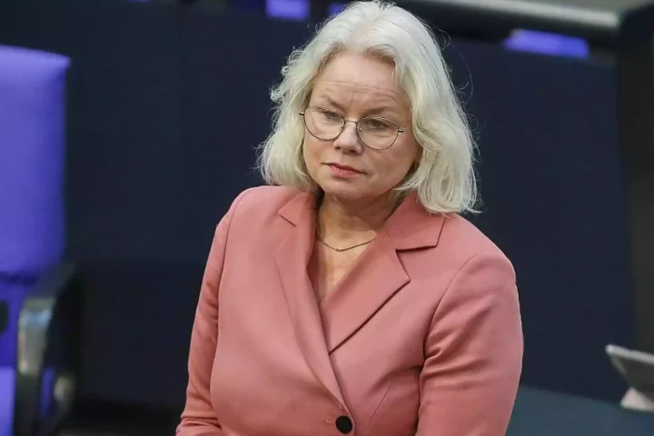 Kirsten Kappert-Gonther in einem rosafarbenen Blazer im Parlament.
