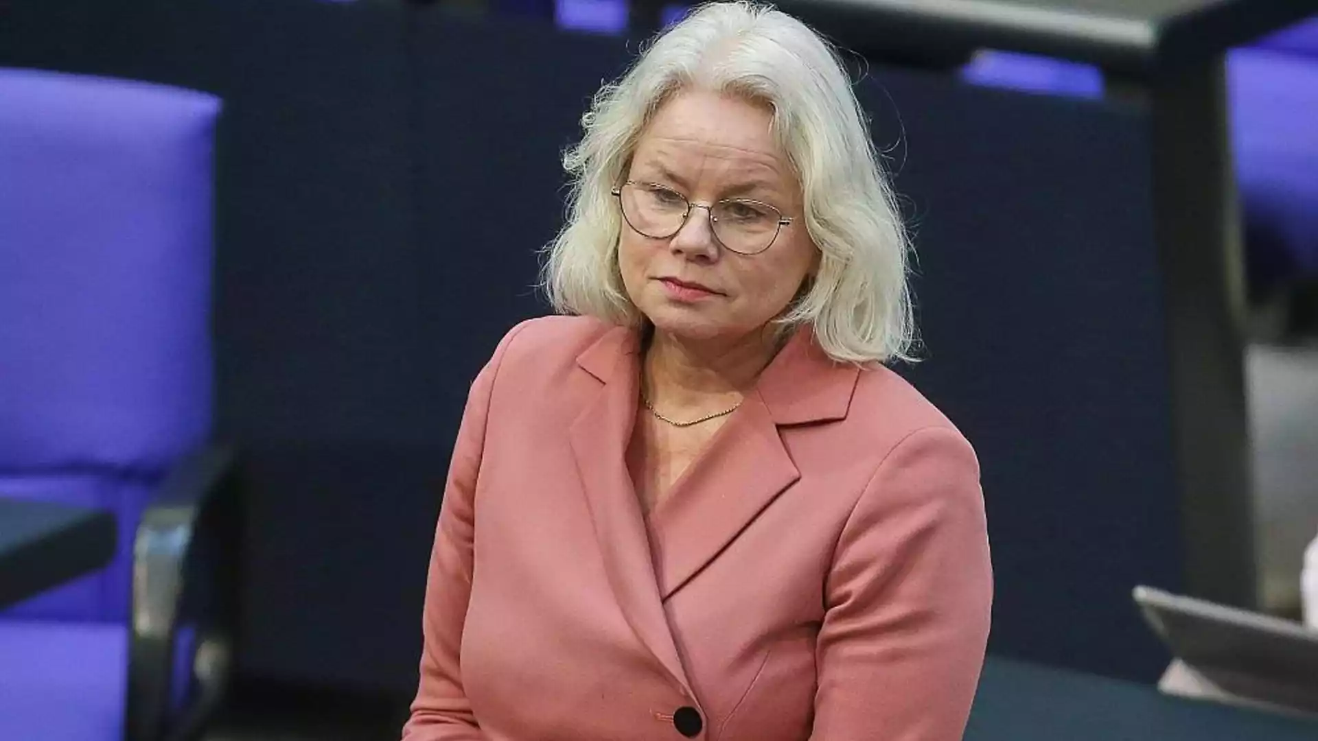 Kirsten Kappert-Gonther in einem rosafarbenen Blazer im Parlament.