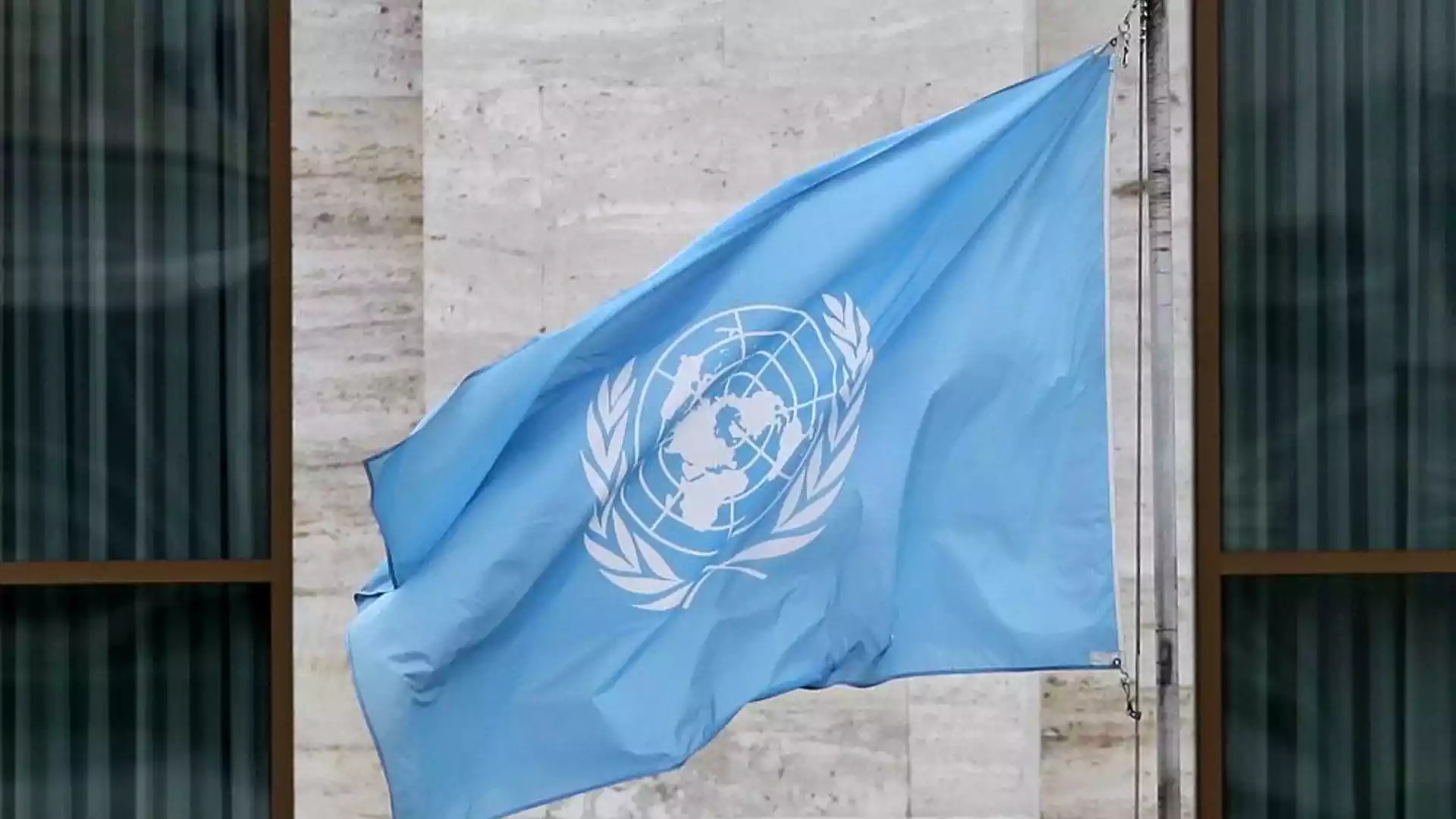 IOM meldet 201.217 Vertriebene im Jemen und warnt vor Hilfslücken 1 Blaue Flagge der Vereinten Nationen vor einem Gebäude.