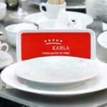 Kahla-Porzellan auf einem Tisch mit rot-weißem Markenlogo.