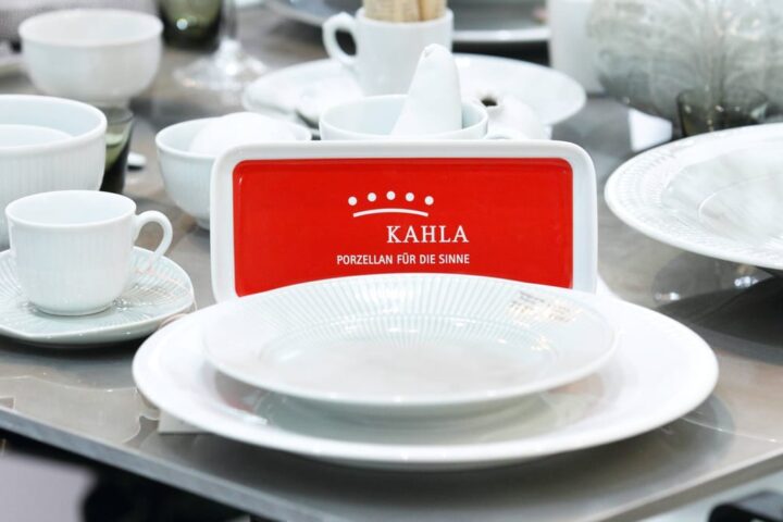 Kahla-Porzellan auf einem Tisch mit rot-weißem Markenlogo.