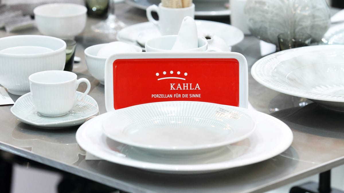 Kahla-Porzellan auf einem Tisch mit rot-weißem Markenlogo.