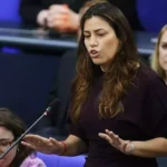 Cansin Köktürk spricht im Bundestag am Rednerpult und gestikuliert mit beiden Händen.