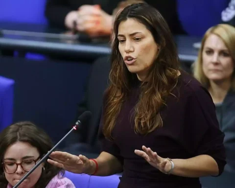 Cansin Köktürk spricht im Bundestag am Rednerpult und gestikuliert mit beiden Händen.