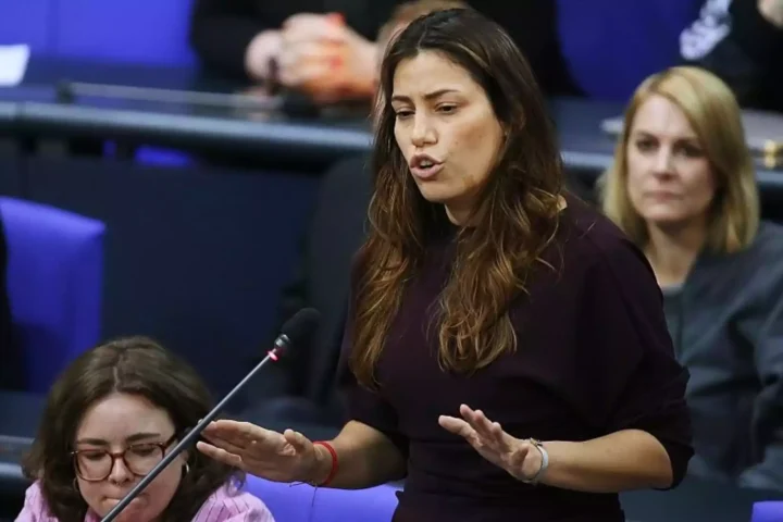 Cansin Köktürk spricht im Bundestag am Rednerpult und gestikuliert mit beiden Händen.