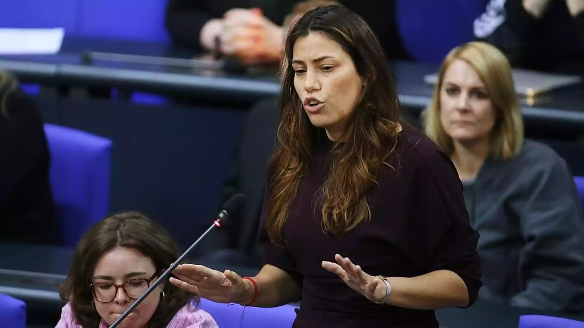 Cansin Köktürk spricht im Bundestag am Rednerpult und gestikuliert mit beiden Händen.