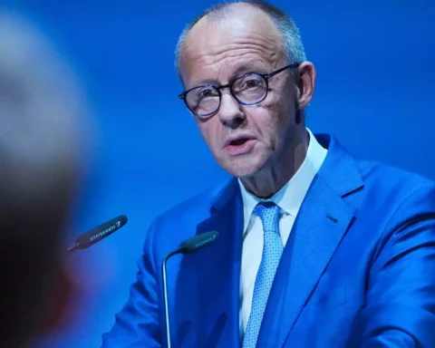Friedrich Merz spricht in einem blauen Anzug an einem Rednerpult.