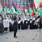 Pro-palästinensische Demonstrierende mit zahlreichen palästinensischen Fahnen bei einer Kundgebung in Berlin.