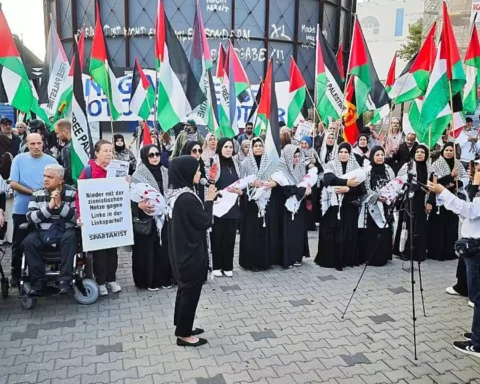 Pro-palästinensische Demonstrierende mit zahlreichen palästinensischen Fahnen bei einer Kundgebung in Berlin.
