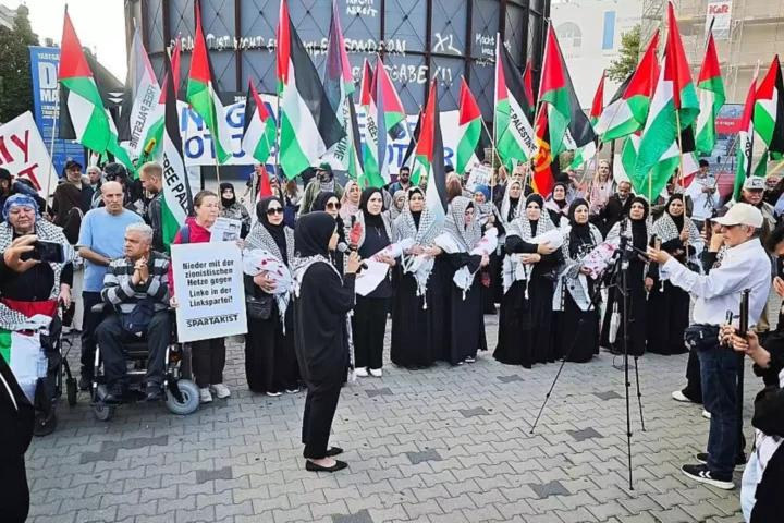 Pro-palästinensische Demonstrierende mit zahlreichen palästinensischen Fahnen bei einer Kundgebung in Berlin.