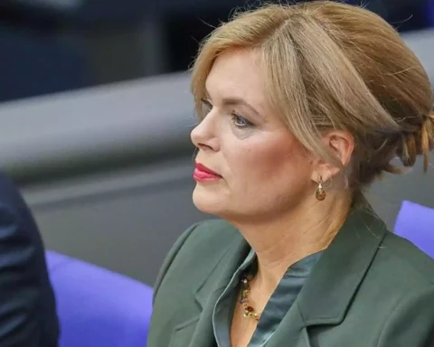 Julia Klöckner sitzt in einer Sitzung und blickt zur Seite.