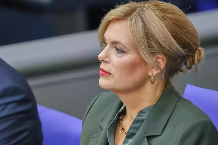 Julia Klöckner sitzt in einer Sitzung und blickt zur Seite.