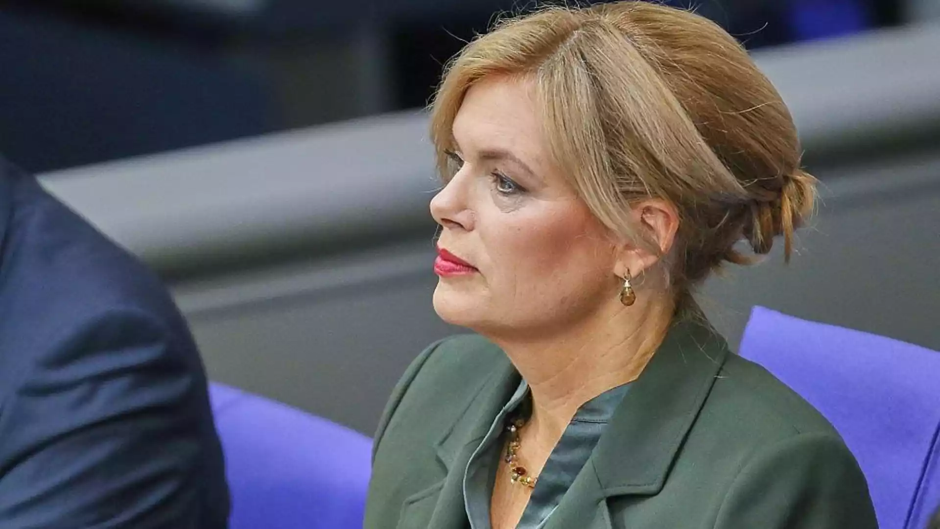 Klöckner kritisiert Rausch wegen Parteiamt neben Landtagspräsidium 1 Julia Klöckner sitzt in einer Sitzung und blickt zur Seite.