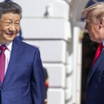 Xi Jinping und Donald Trump stehen sich bei einem Treffen gegenüber.