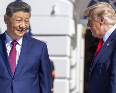 Xi Jinping und Donald Trump stehen sich bei einem Treffen gegenüber.