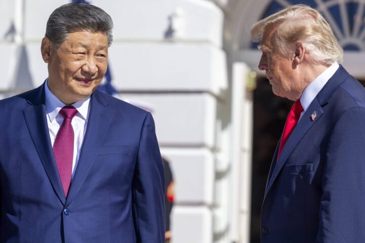 Xi Jinping und Donald Trump stehen sich bei einem Treffen gegenüber.
