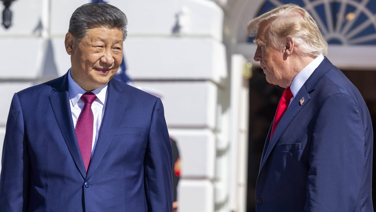Xi Jinping und Donald Trump stehen sich bei einem Treffen gegenüber.