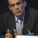 Jean-Pascal Tricoire spricht bei einer Konferenz am Mikrofon.