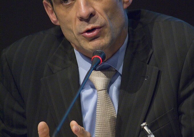 Jean-Pascal Tricoire spricht bei einer Konferenz am Mikrofon.