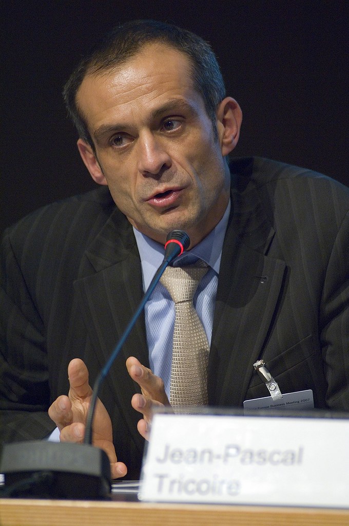 Jefferies hebt Ziel für Schneider Electric auf 323 Euro an 1 Jean-Pascal Tricoire spricht bei einer Konferenz am Mikrofon.