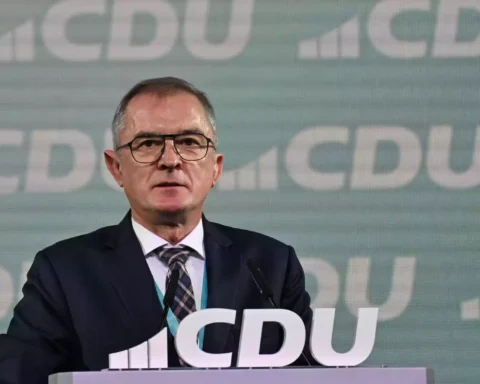 Marco Tullner spricht an einem CDU-Pult vor einem Hintergrund mit CDU-Logo.