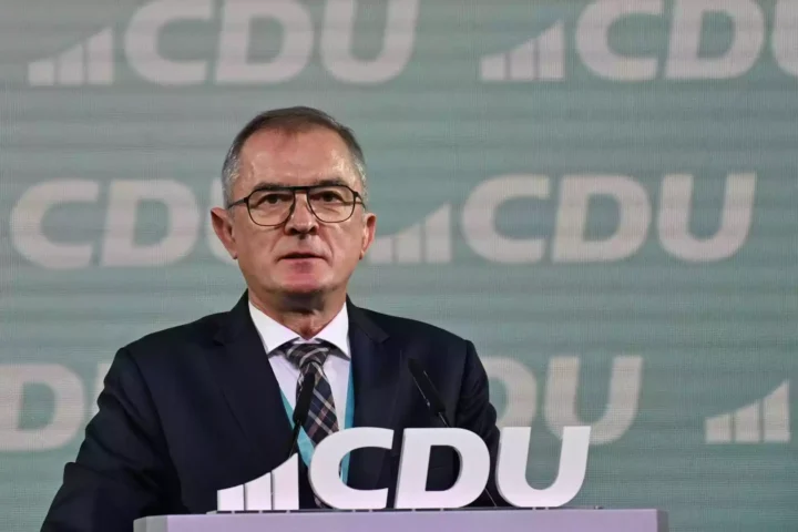Marco Tullner spricht an einem CDU-Pult vor einem Hintergrund mit CDU-Logo.