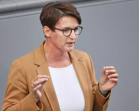 Eine Frau mit Brille spricht im Plenarsaal und gestikuliert mit beiden Händen.