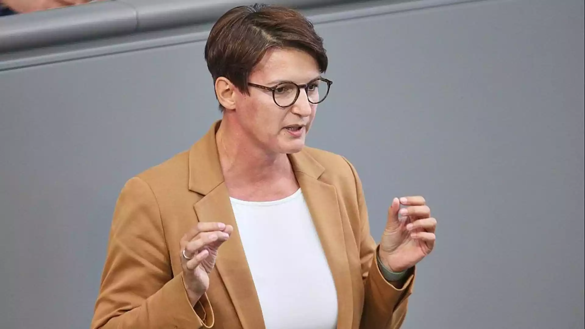 Grüne werfen Merz wegen False-Flag-Spekulation Frechheit vor 1 Eine Frau mit Brille spricht im Plenarsaal und gestikuliert mit beiden Händen.