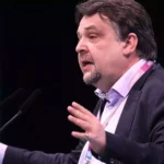 Dennis Radtke spricht an einem Rednerpult auf einer Veranstaltung.