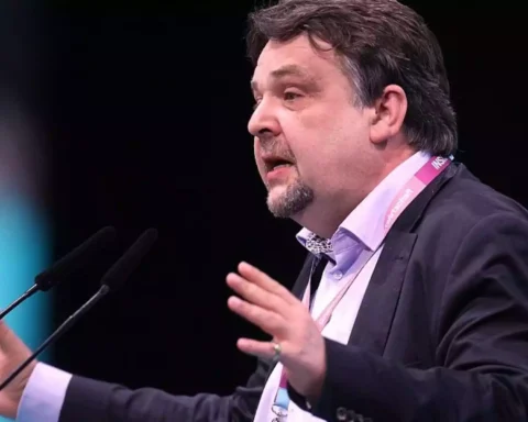 Dennis Radtke spricht an einem Rednerpult auf einer Veranstaltung.