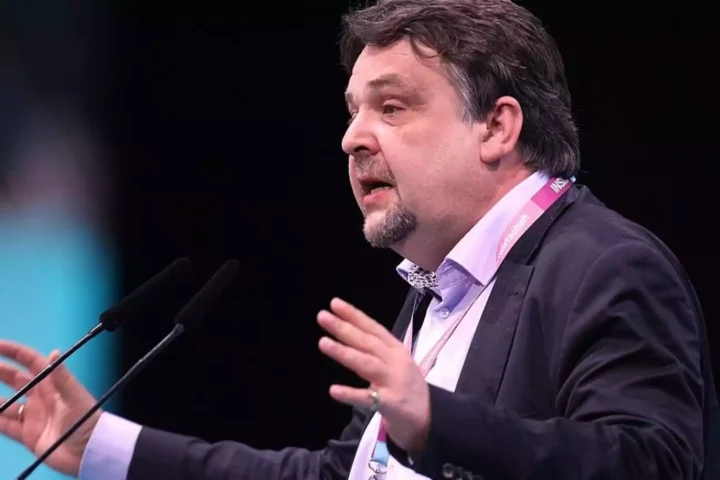 Dennis Radtke spricht an einem Rednerpult auf einer Veranstaltung.