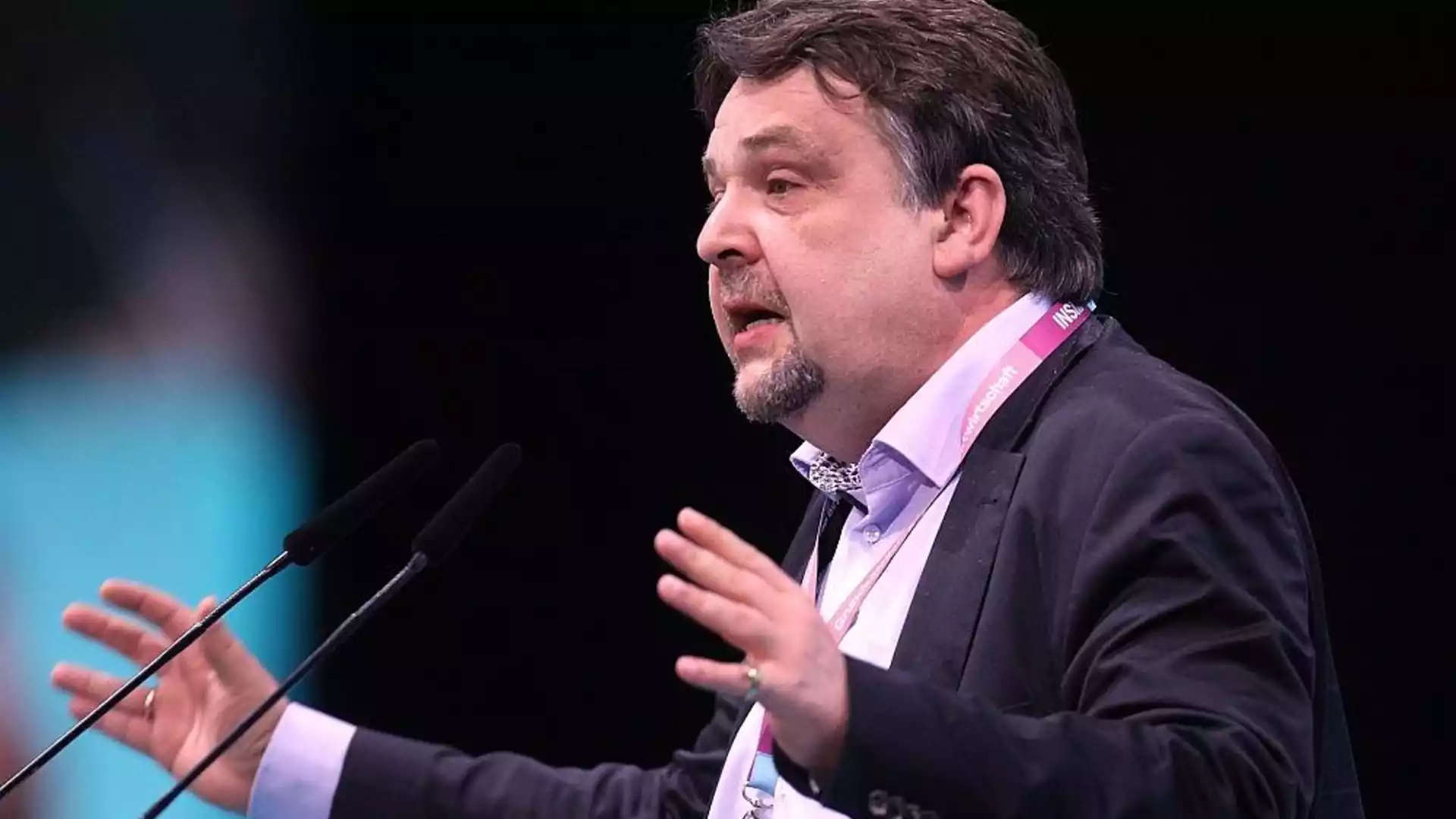 Dennis Radtke spricht an einem Rednerpult auf einer Veranstaltung.