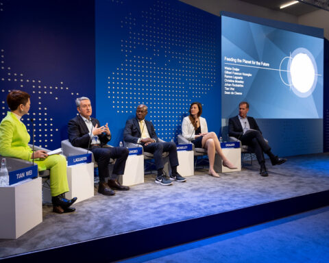 Mehrere Personen sitzen auf einer Bühne bei einer Paneldiskussion vor blauem Hintergrund mit PepsiCo-Bezug.