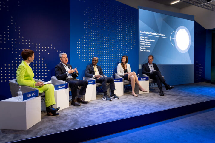 Mehrere Personen sitzen auf einer Bühne bei einer Paneldiskussion vor blauem Hintergrund mit PepsiCo-Bezug.